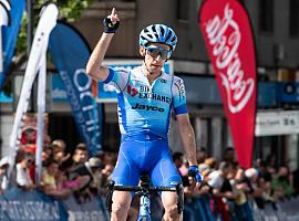 Simon Yates primer líder de la Vuelta Asturias 2022 tras ganar la primera etapa 