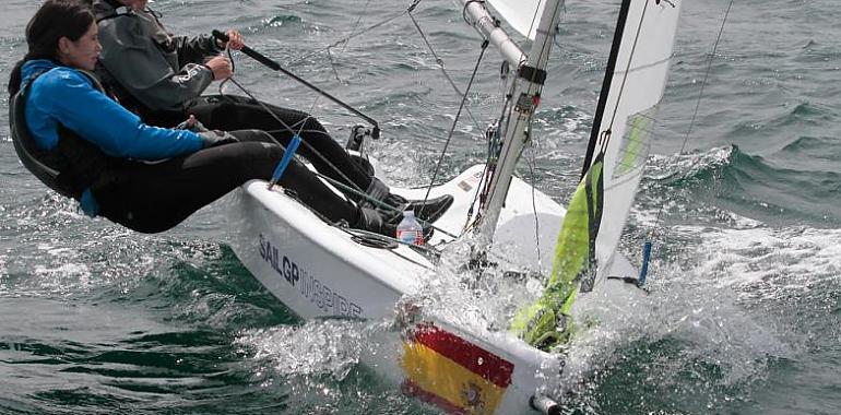 Gonzalo Jaudenes en Optimist, Mateo Fernández en ILCA 4 y Covadonga Fernández y Carmen Simal en FEVA , campeones de Asturias