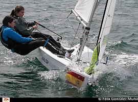 Gonzalo Jaudenes en Optimist, Mateo Fernández en ILCA 4 y Covadonga Fernández y Carmen Simal en FEVA , campeones de Asturias