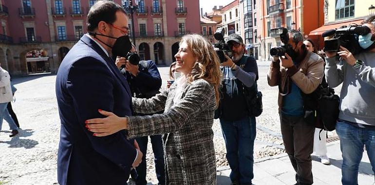 Alcaldesa, Presidente y Ministra firman la integración ferroviaria de Gijón
