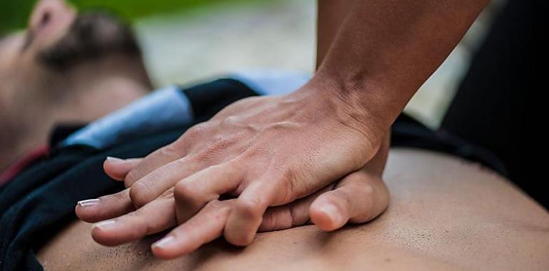 Un hombre salva la vida en Mieres al ser reanimado in extremis por la policía nacional