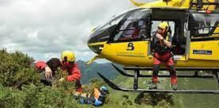 Rescatada en helicóptero en la tarde de ayer una mujer herida en la montaña de Nava