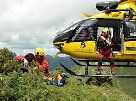 Rescatada en helicóptero en la tarde de ayer una mujer herida en la montaña de Nava