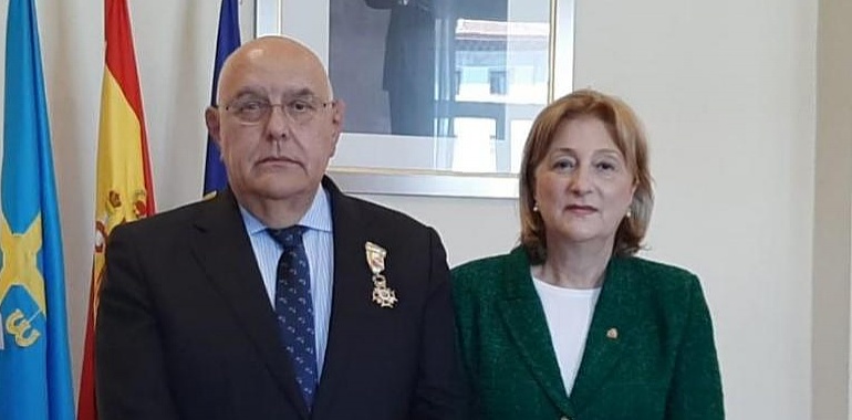 El ex-responsable de Protección Civil y Emergencias del Principado recibe la Cruz de Oficial de la Orden de Isabel la Católica 