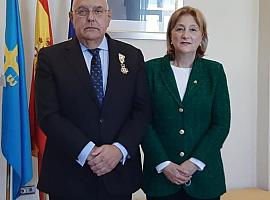 El ex-responsable de Protección Civil y Emergencias del Principado recibe la Cruz de Oficial de la Orden de Isabel la Católica 