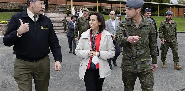 La  ministra rinde homenaje al regimiento de Asturias, segundo en el órden de Europa