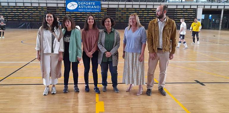 La renovación de la pista central del Centro Deportivo Juan Carlos Beiro de Langreo ha costado 210.000 euros