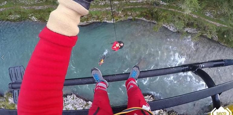 Rescate con helicóptero medicalizado de un hombre que resultó herido en la noche de ayer tras sufrir una caída al río Cares en el coto Niserias en Peñamellera Alta