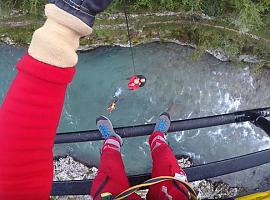 Rescate con helicóptero medicalizado de un hombre que resultó herido en la noche de ayer tras sufrir una caída al río Cares en el coto Niserias en Peñamellera Alta