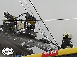 Incendio anoche en Pravia con un herido por quemaduras