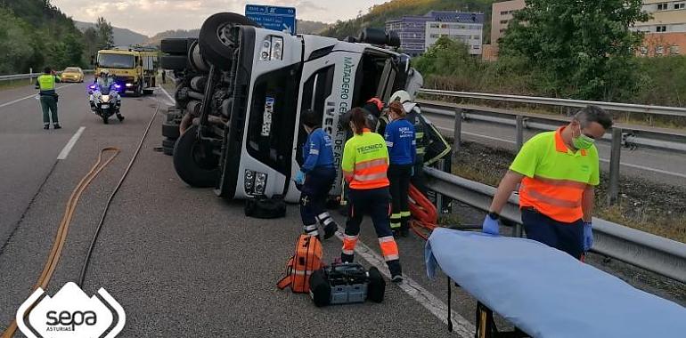 Conductor de camión herido en accidente en Mieres