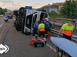 Conductor de camión herido en accidente en Mieres