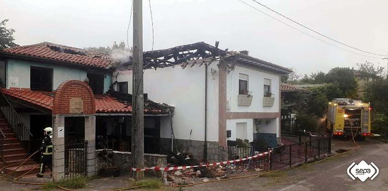 Incendio de madrugada en Piedrafita con dos casas calcinadas por completo