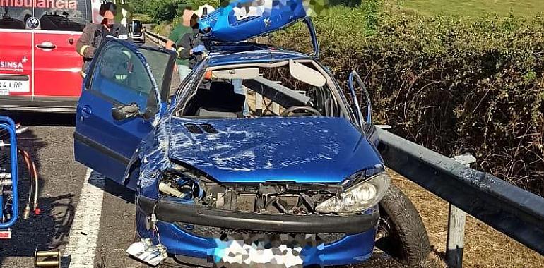 Herida tras salirse su coche de la A8 en la tarde de ayer a la altura de Villaviciosa