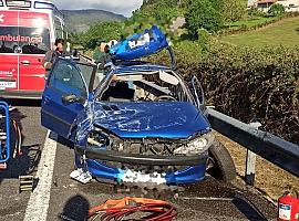 Herida tras salirse su coche de la A8 en la tarde de ayer a la altura de Villaviciosa