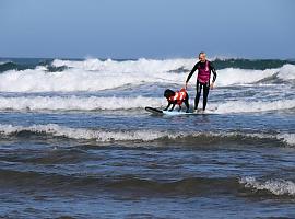 Fin de semana de surf y perros en la playa de Salinas
