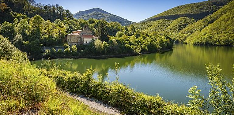 El Consorcio de Aguas cede al Ayuntamiento de Caso los terrenos para la creación de embarcaderos en el embalse de Tanes