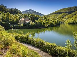 El Consorcio de Aguas cede al Ayuntamiento de Caso los terrenos para la creación de embarcaderos en el embalse de Tanes