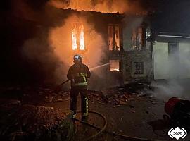 Incendio declarado en una vivienda en obras en Soto de Luiña, en Cudillero