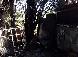 Incendio esta mañana en un cobertizo de uso agrícola en Siero