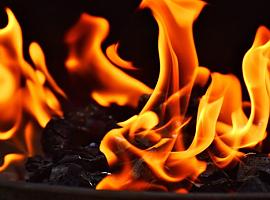 Incendio de madrugada en una casa deshabitada en Langreo