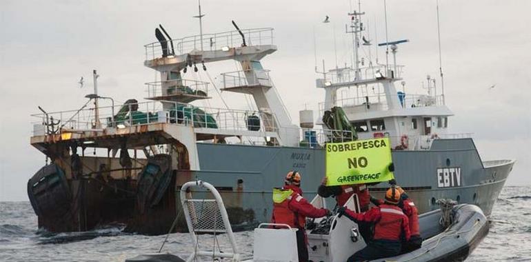 Detienen la actividad de un arrastrero español para exigir una pesquería sostenible 