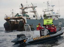 Detienen la actividad de un arrastrero español para exigir una pesquería sostenible 