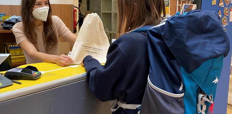 La oficina principal de Correos en Oviedo entrega bolsas de tela a los peregrinos para evitar que el Camino se llene de bolsas de plástico