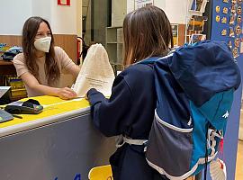 La oficina principal de Correos en Oviedo entrega bolsas de tela a los peregrinos para evitar que el Camino se llene de bolsas de plástico