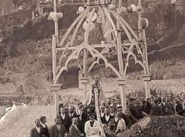 Cangas del Narcea recupera el diseño original de la farola instalada en el puente romano en 1896