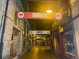 Las calles Mayor y Maestro don Ibo en Cangas del Narcea decoradas con las banderas de las peñas para sus fiestas