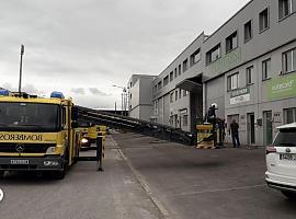 Sofocado incendio en una nave de productos de higiene en el Polígono de Asipo