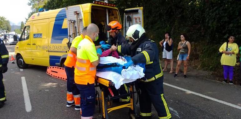 Dos heridos en colisión múltiple en Coviella de Cangas de Onís