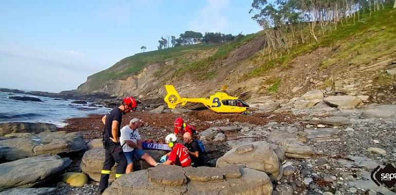 Rescate aéreo de un lesionado tras caer entre roca en Tereñes