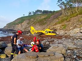 Rescate aéreo de un lesionado tras caer entre roca en Tereñes