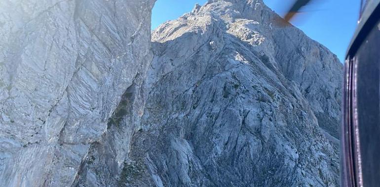 Rescatado ayer con éxito el varón que se quedó enriscado en el pico El Siete en Lena