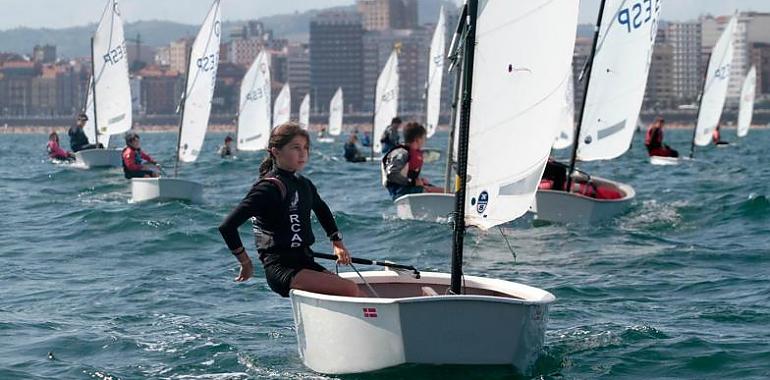 Se esperan más de 100 embarcaciones para competir este sábado en la Regata Villa de Gijón de Vela Ligera 