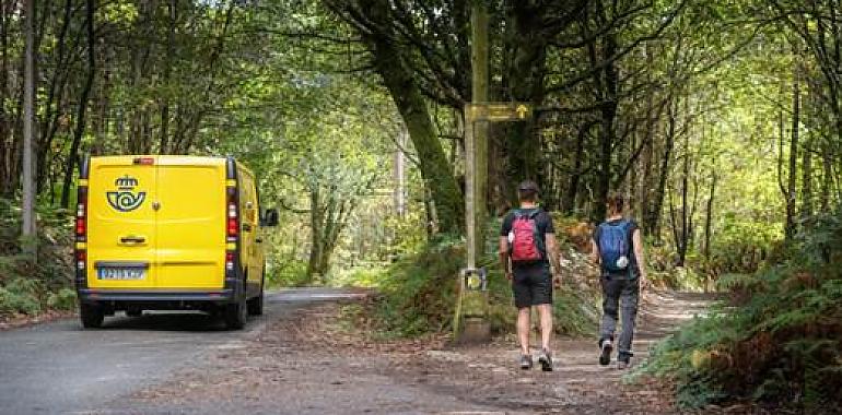 Correos se ocupa del traslado de 250.000 equipajes de peregrinos en el Camino de Santiago