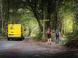 Correos se ocupa del traslado de 250.000 equipajes de peregrinos en el Camino de Santiago