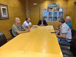 Reunión del consejero de Medio Rural y Cohesión Territorial con representantes de las juntas de montes vecinales en mano común de Asturias
