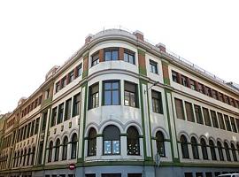 Regreso del alumnado al edificio del Colegio San Vicente de Paúl de Gijón para el inicio del nuevo curso