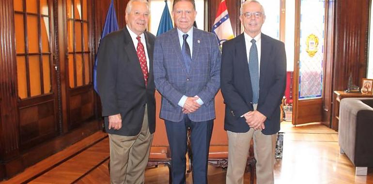 Alfredo Canteli recibe al presidente y al vicepresidente del Hermanamiento con Tampa