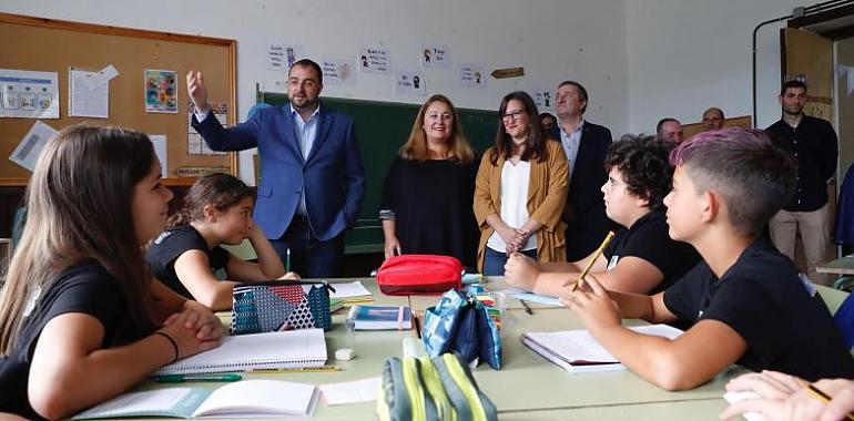 Barbón da el pistoletazo de salida al nuevo curso escolar desde un aula en Boal