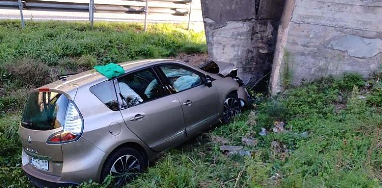 Dos heridos en accidente de tráfico en Lena