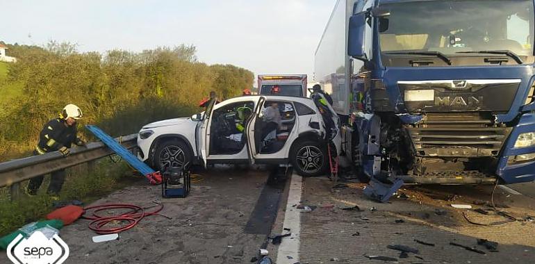 Dos heridos de consideración tras chocar un camión y un turismo a la altura de Carreño