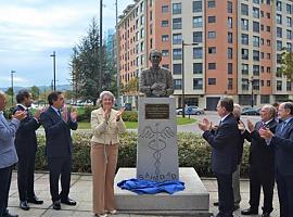 El busto de Jaime Martínez preside ya su Plaza frente al HUCA