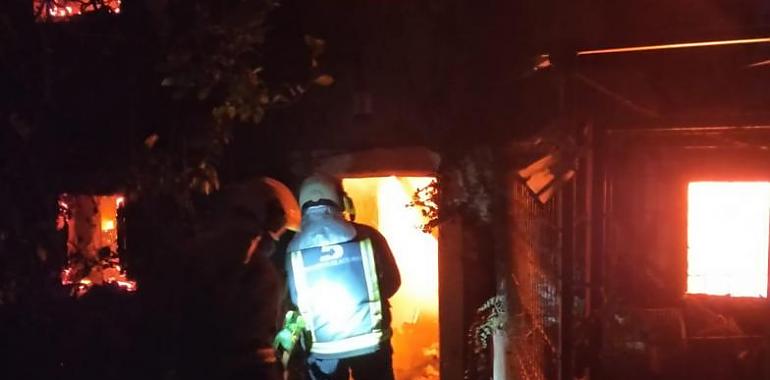 El fuego calcina en Navia un inmueble deshabitado esta pasada noche