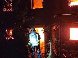 El fuego calcina en Navia un inmueble deshabitado esta pasada noche