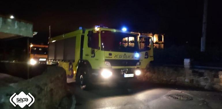 Noche muy ajetreada para los bomberos de Mieres y Siero