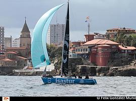 El sábado se celebró en la bahía de Gijón la penúltima manga del Trofeo de Otoño de Cruceros del RCAR